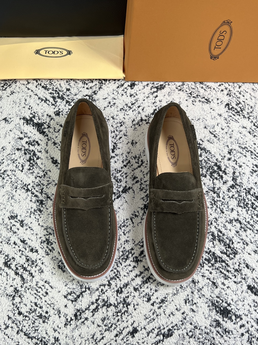 Tods  高品质  顶级工艺品  托德斯  专柜新款，原厂配置意大利进口牛皮面料，高品质复杂拼接工艺，经典的外观搭配气