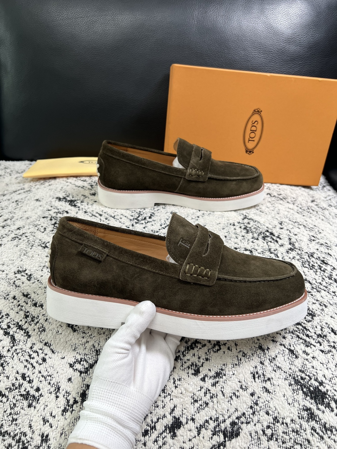 Tods  高品质  顶级工艺品  托德斯  专柜新款，原厂配置意大利进口牛皮面料，高品质复杂拼接工艺，经典的外观搭配气