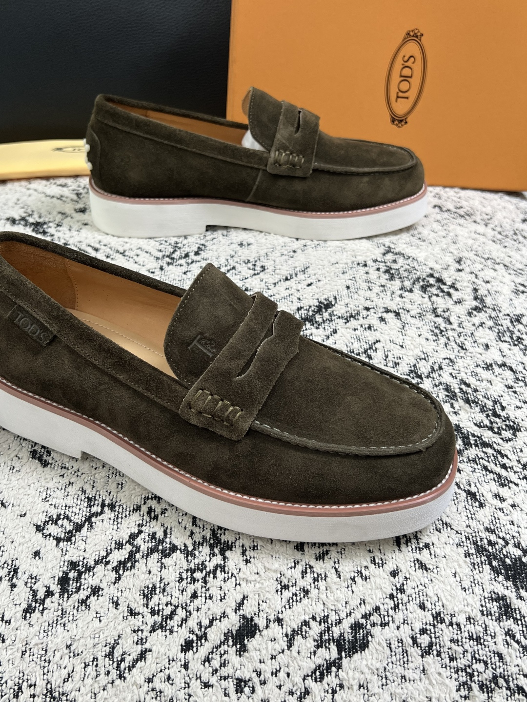 Tods  高品质  顶级工艺品  托德斯  专柜新款，原厂配置意大利进口牛皮面料，高品质复杂拼接工艺，经典的外观搭配气