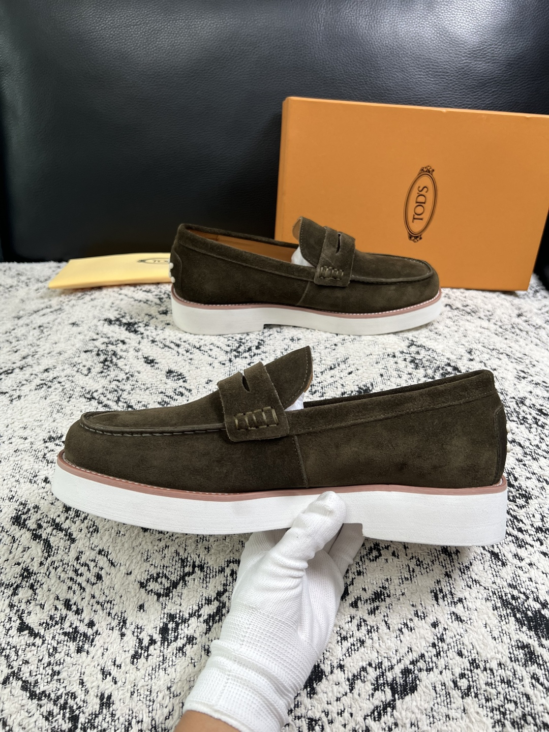 Tods  高品质  顶级工艺品  托德斯  专柜新款，原厂配置意大利进口牛皮面料，高品质复杂拼接工艺，经典的外观搭配气