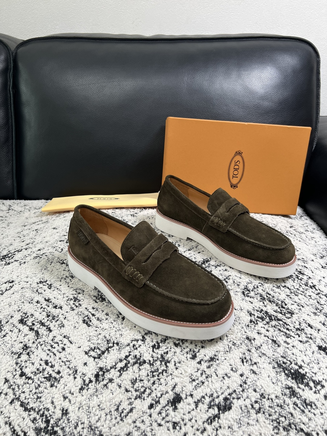 Tods  高品质  顶级工艺品  托德斯  专柜新款，原厂配置意大利进口牛皮面料，高品质复杂拼接工艺，经典的外观搭配气