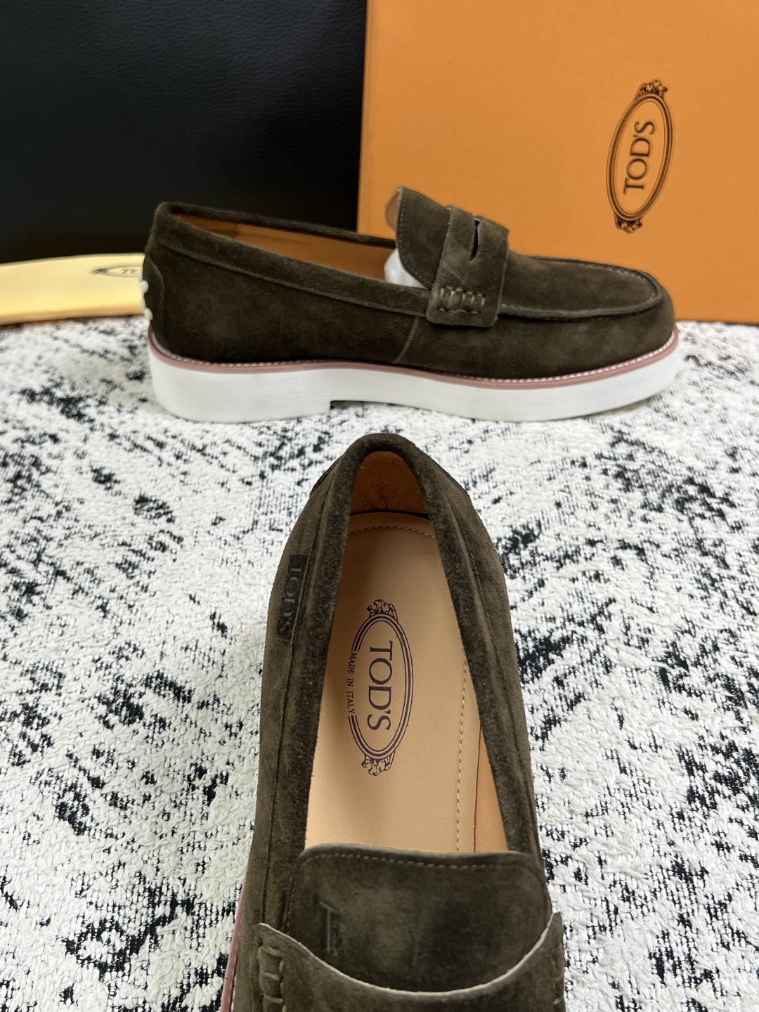 Tods  高品质  顶级工艺品  托德斯  专柜新款，原厂配置意大利进口牛皮面料，高品质复杂拼接工艺，经典的外观搭配气