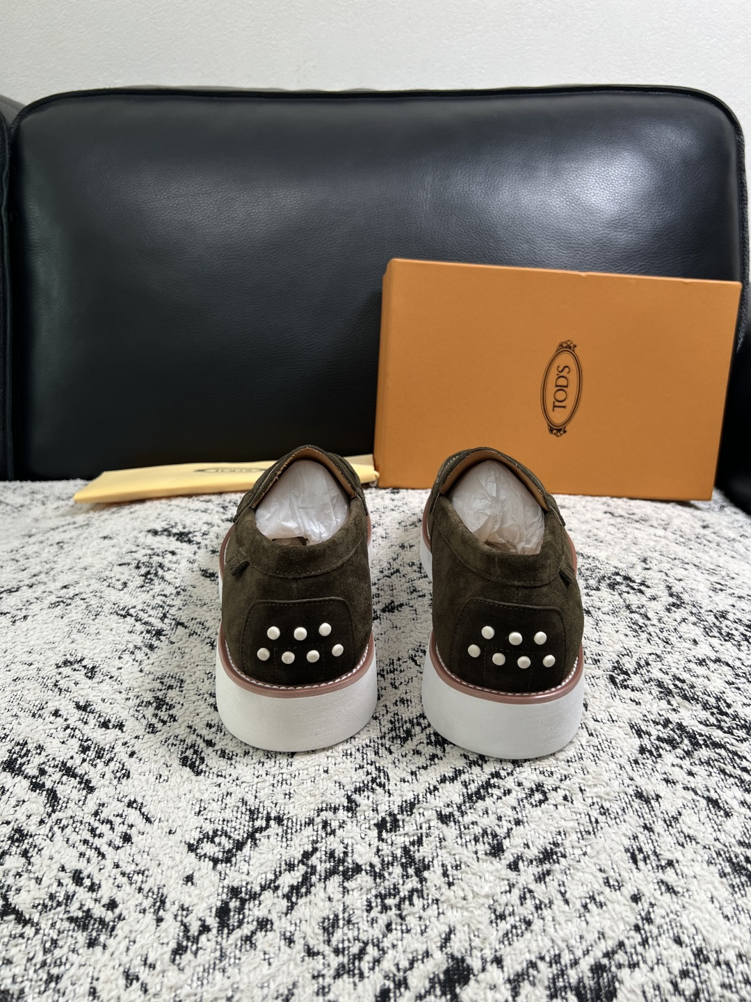 Tods  高品质  顶级工艺品  托德斯  专柜新款，原厂配置意大利进口牛皮面料，高品质复杂拼接工艺，经典的外观搭配气