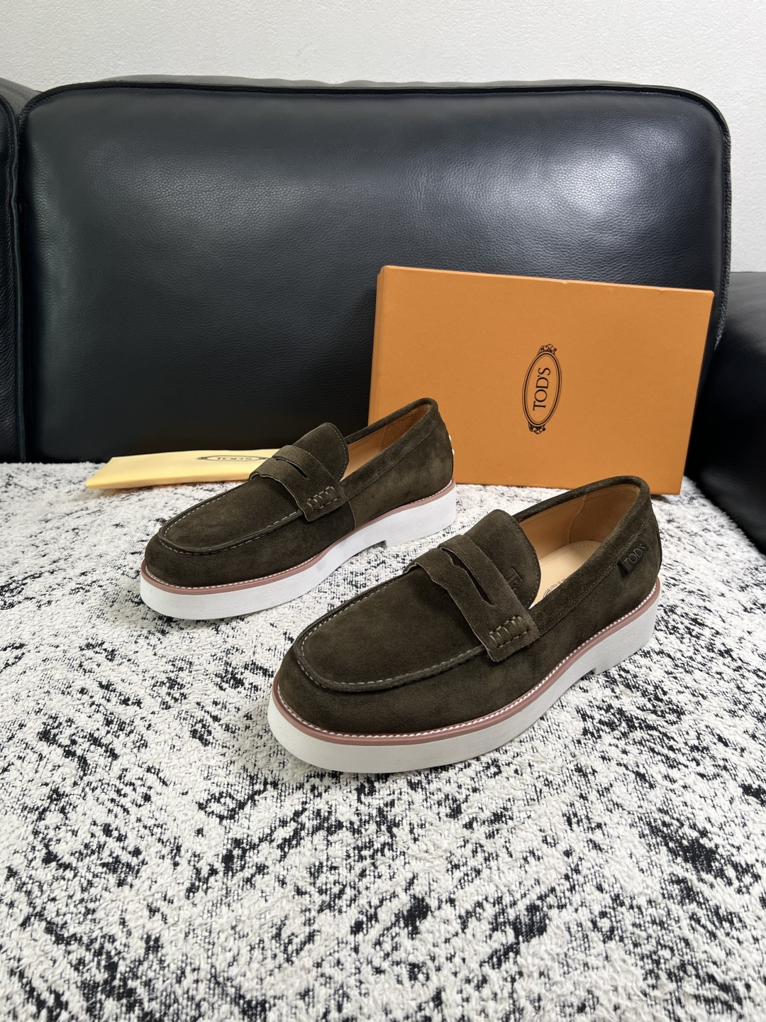 Tods  高品质  顶级工艺品  托德斯  专柜新款，原厂配置意大利进口牛皮面料，高品质复杂拼接工艺，经典的外观搭配气