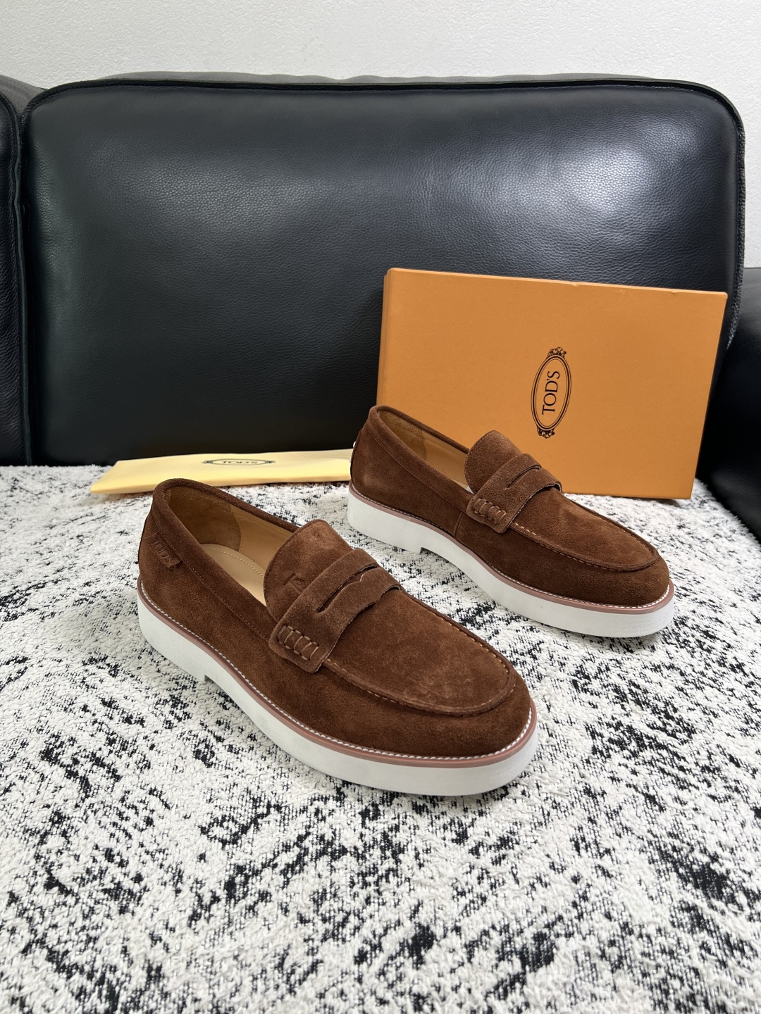 Tods  高品质  顶级工艺品  托德斯  专柜新款，原厂配置意大利进口牛皮面料，高品质复杂拼接工艺，经典的外观搭配气