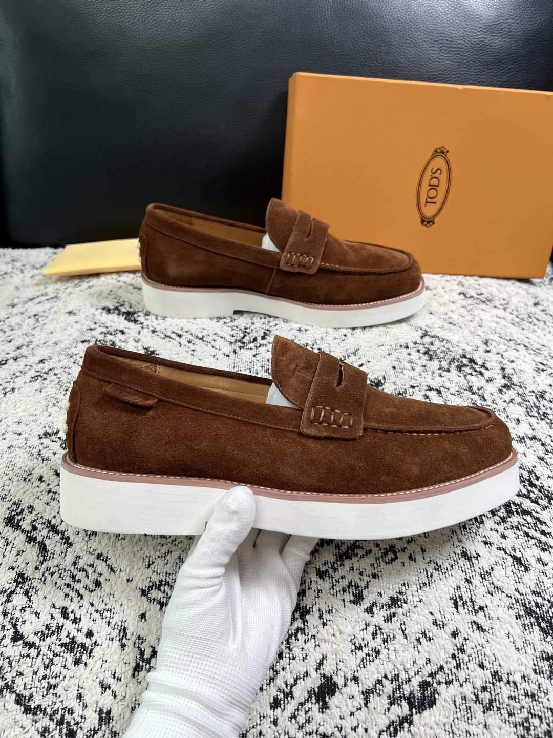Tods  高品质  顶级工艺品  托德斯  专柜新款，原厂配置意大利进口牛皮面料，高品质复杂拼接工艺，经典的外观搭配气