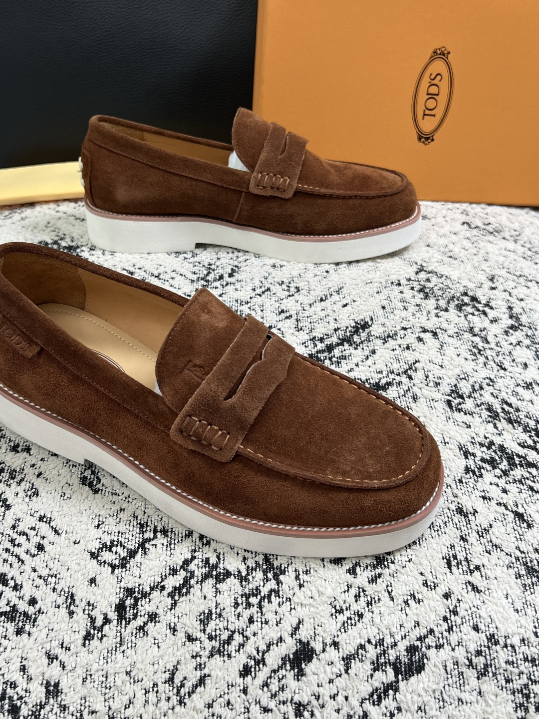 Tods  高品质  顶级工艺品  托德斯  专柜新款，原厂配置意大利进口牛皮面料，高品质复杂拼接工艺，经典的外观搭配气