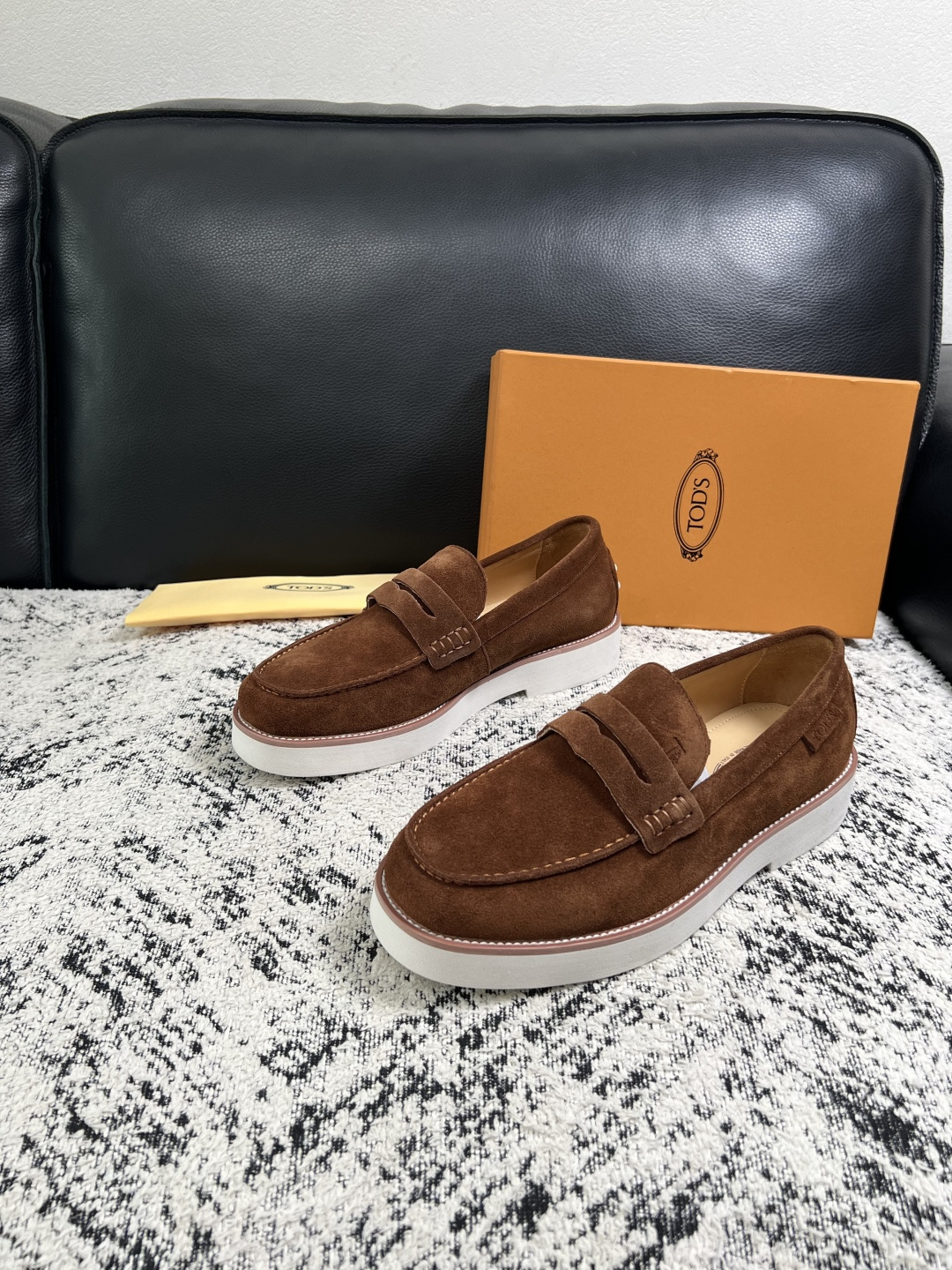 Tods  高品质  顶级工艺品  托德斯  专柜新款，原厂配置意大利进口牛皮面料，高品质复杂拼接工艺，经典的外观搭配气