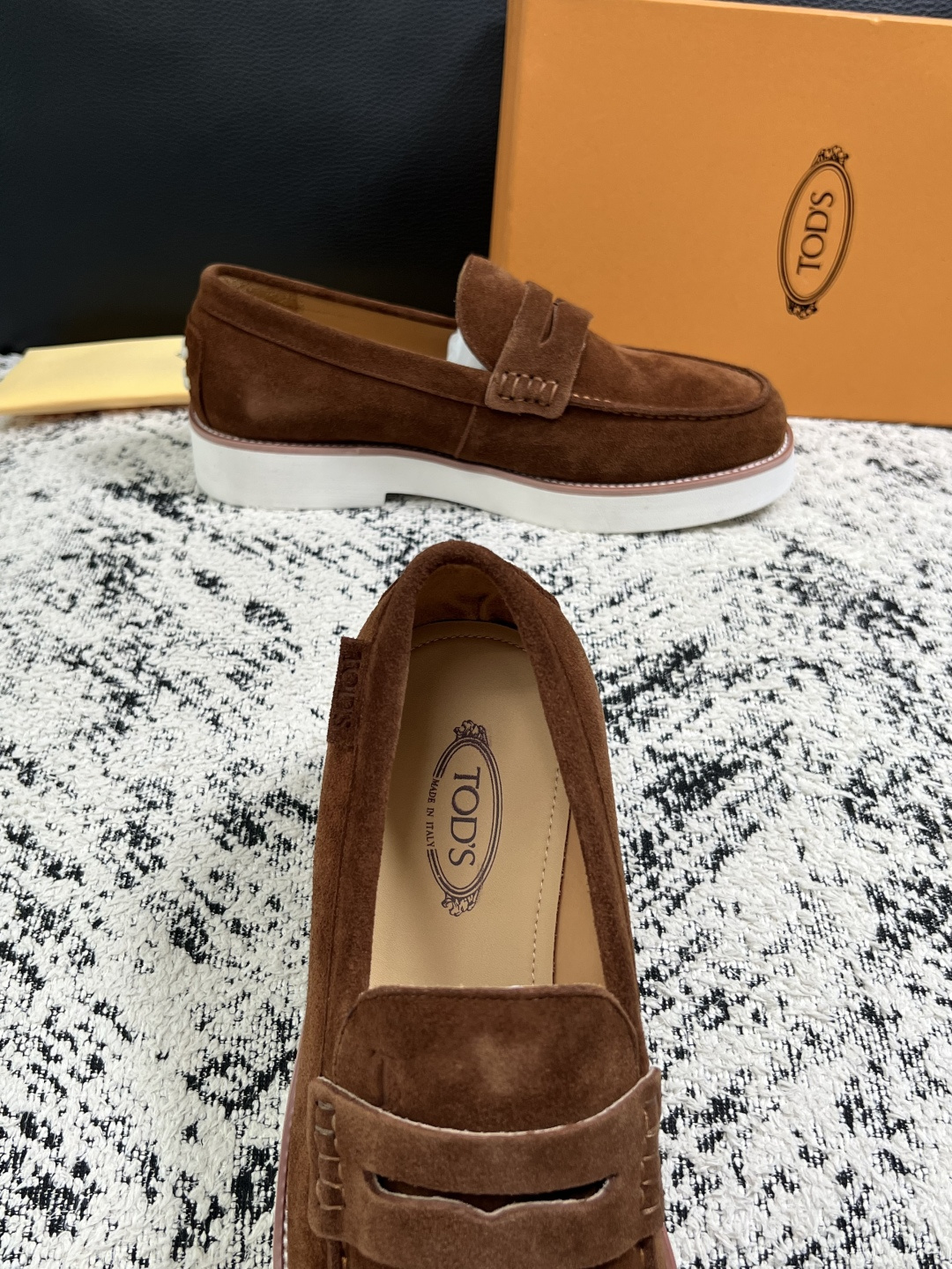 Tods  高品质  顶级工艺品  托德斯  专柜新款，原厂配置意大利进口牛皮面料，高品质复杂拼接工艺，经典的外观搭配气