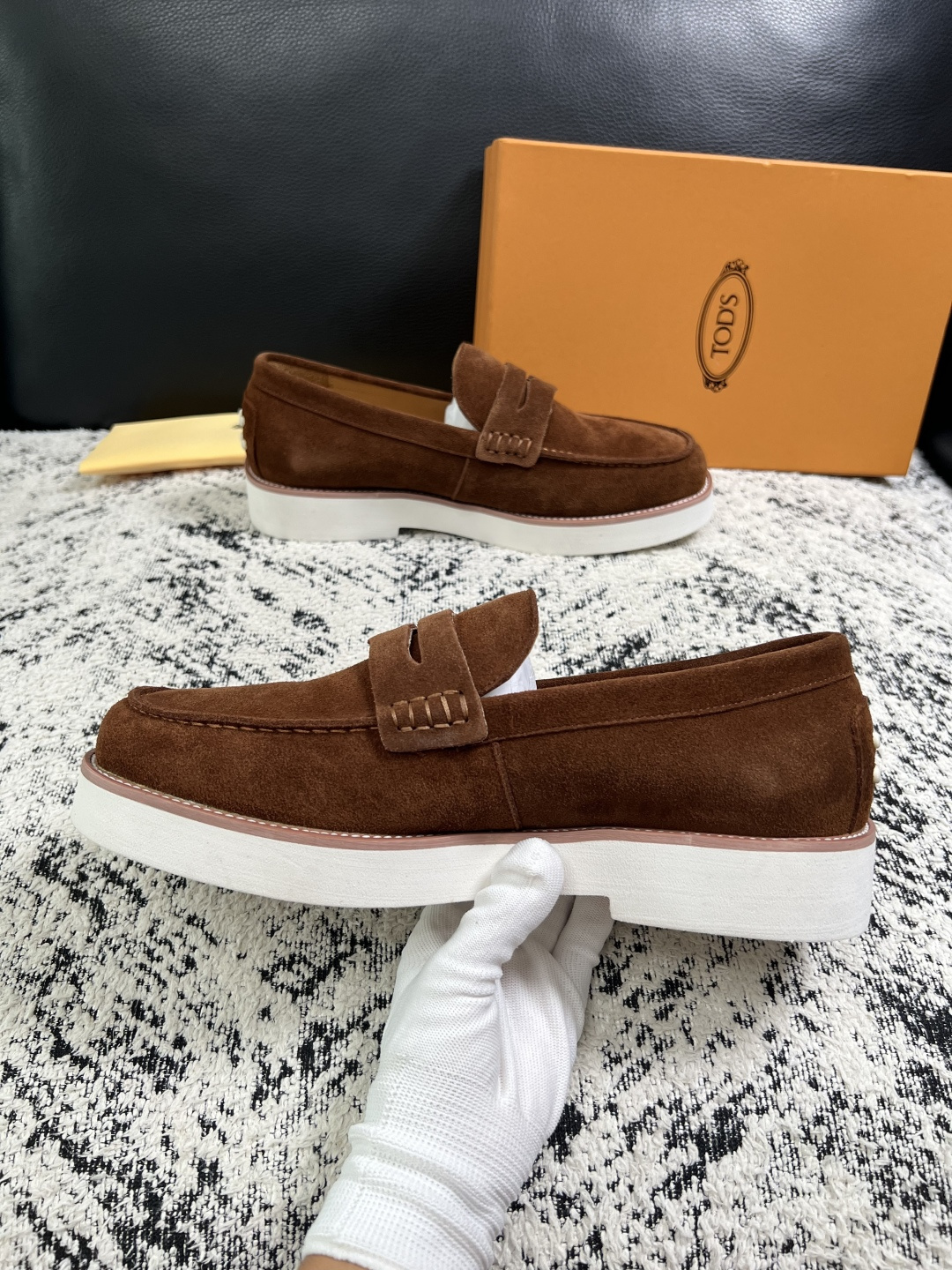 Tods  高品质  顶级工艺品  托德斯  专柜新款，原厂配置意大利进口牛皮面料，高品质复杂拼接工艺，经典的外观搭配气