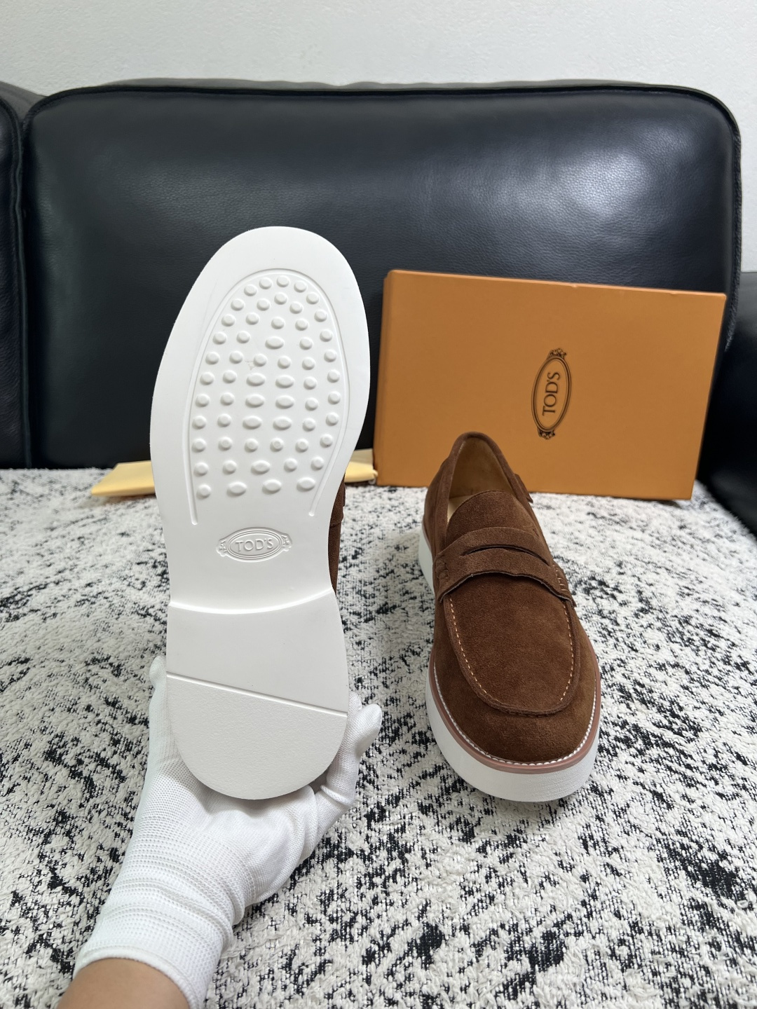Tods  高品质  顶级工艺品  托德斯  专柜新款，原厂配置意大利进口牛皮面料，高品质复杂拼接工艺，经典的外观搭配气