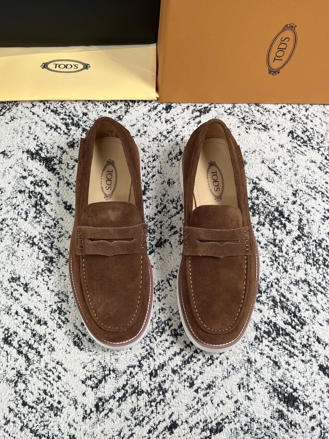 Tods  高品质  顶级工艺品  托德斯  专柜新款，原厂配置意大利进口牛皮面料，高品质复杂拼接工艺，经典的外观搭配气