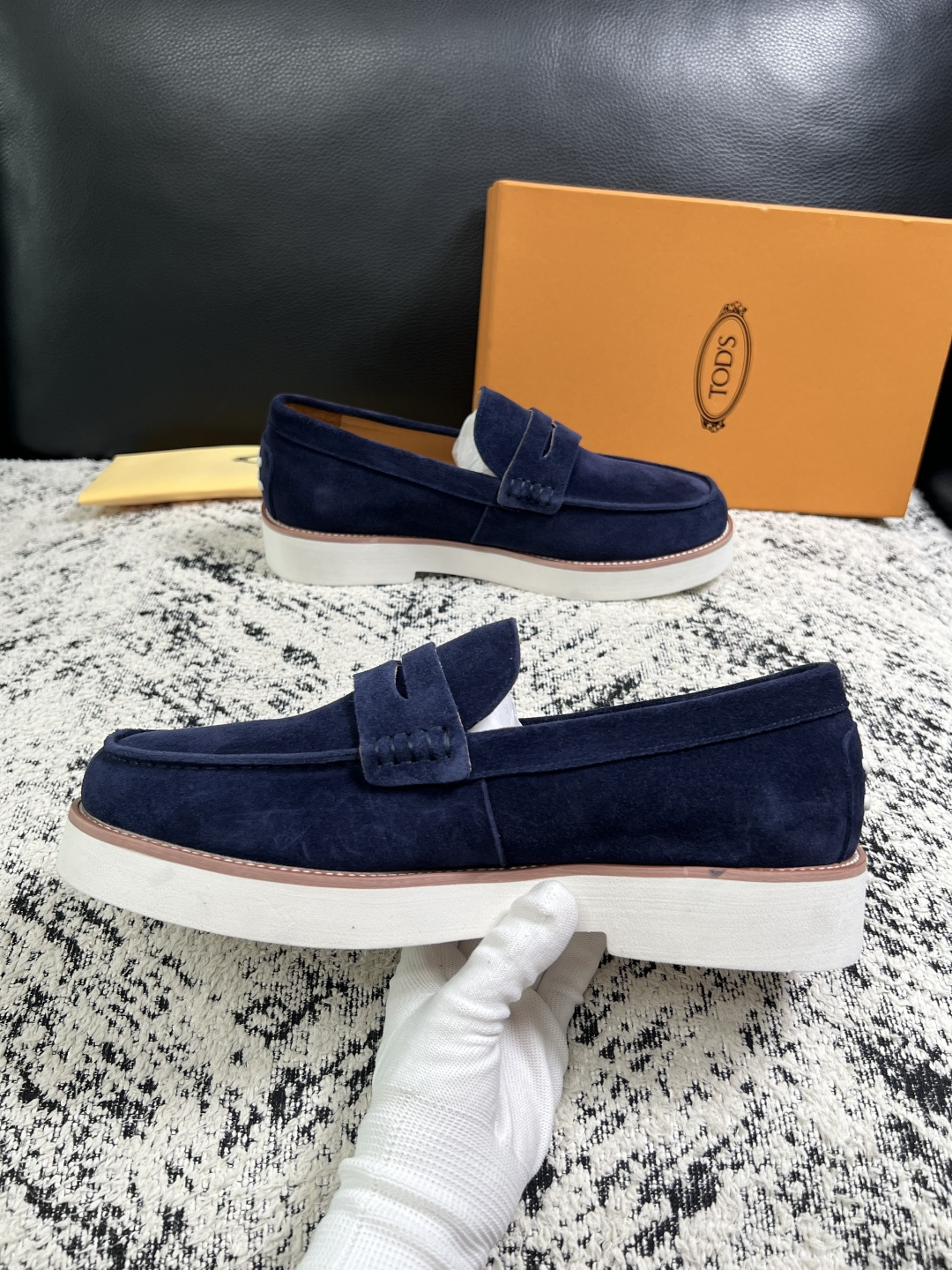 Tods  高品质  顶级工艺品  托德斯  专柜新款，原厂配置意大利进口牛皮面料，高品质复杂拼接工艺，经典的外观搭配气