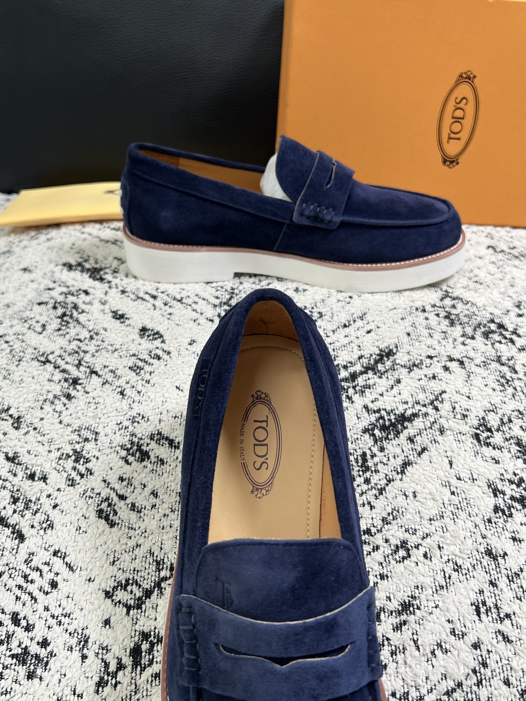 Tods  高品质  顶级工艺品  托德斯  专柜新款，原厂配置意大利进口牛皮面料，高品质复杂拼接工艺，经典的外观搭配气