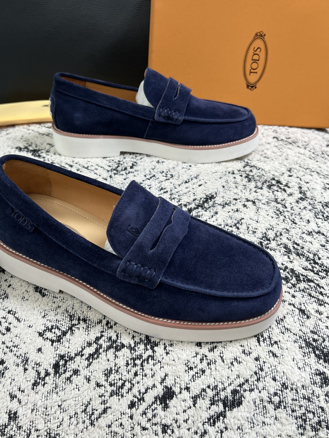 Tods  高品质  顶级工艺品  托德斯  专柜新款，原厂配置意大利进口牛皮面料，高品质复杂拼接工艺，经典的外观搭配气