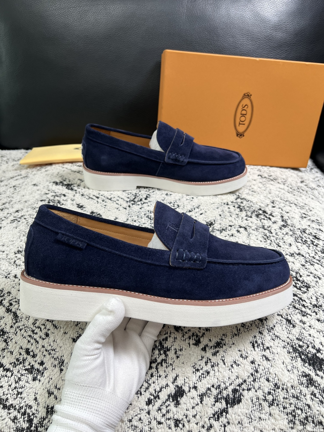 Tods  高品质  顶级工艺品  托德斯  专柜新款，原厂配置意大利进口牛皮面料，高品质复杂拼接工艺，经典的外观搭配气