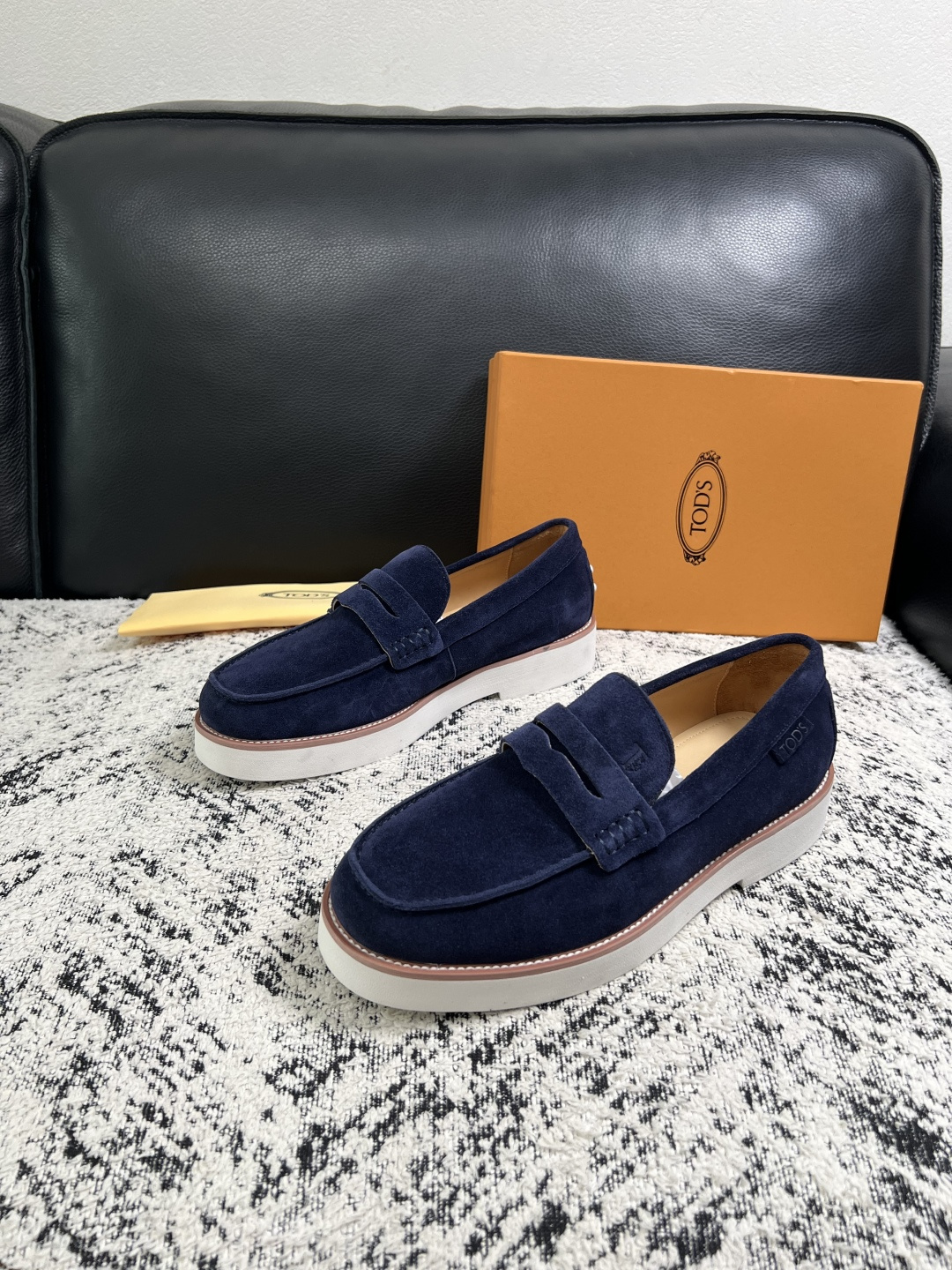 Tods  高品质  顶级工艺品  托德斯  专柜新款，原厂配置意大利进口牛皮面料，高品质复杂拼接工艺，经典的外观搭配气