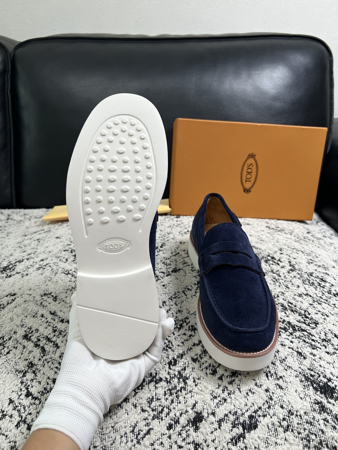 Tods  高品质  顶级工艺品  托德斯  专柜新款，原厂配置意大利进口牛皮面料，高品质复杂拼接工艺，经典的外观搭配气