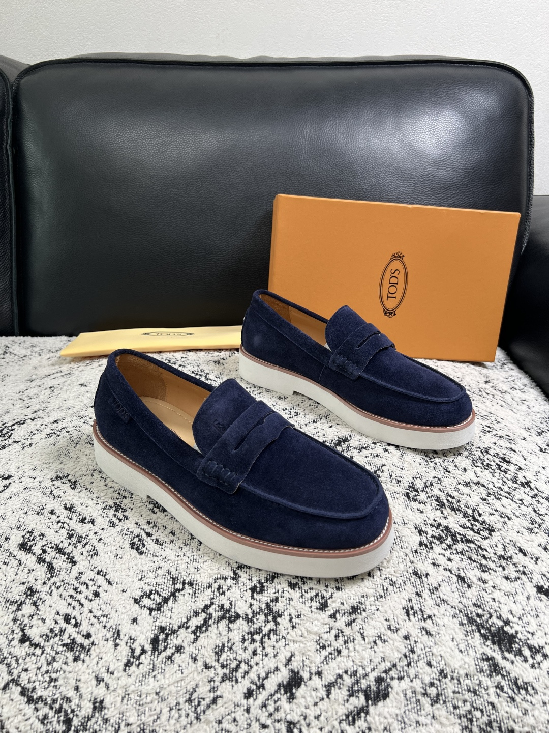 Tods  高品质  顶级工艺品  托德斯  专柜新款，原厂配置意大利进口牛皮面料，高品质复杂拼接工艺，经典的外观搭配气