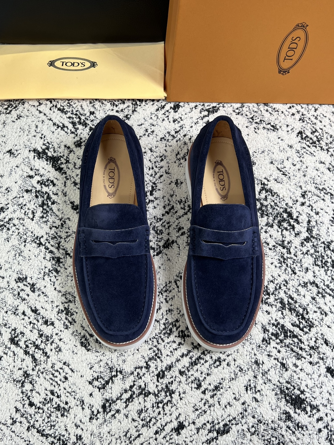 Tods  高品质  顶级工艺品  托德斯  专柜新款，原厂配置意大利进口牛皮面料，高品质复杂拼接工艺，经典的外观搭配气