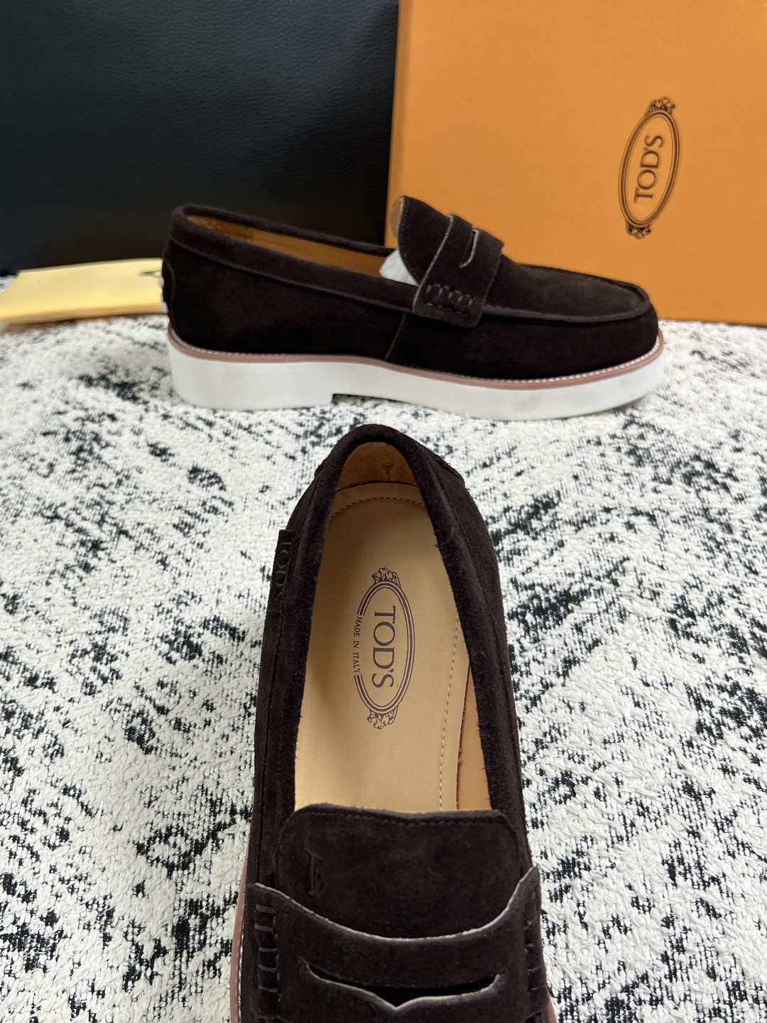 Tods  高品质  顶级工艺品  托德斯  专柜新款，原厂配置意大利进口牛皮面料，高品质复杂拼接工艺，经典的外观搭配气