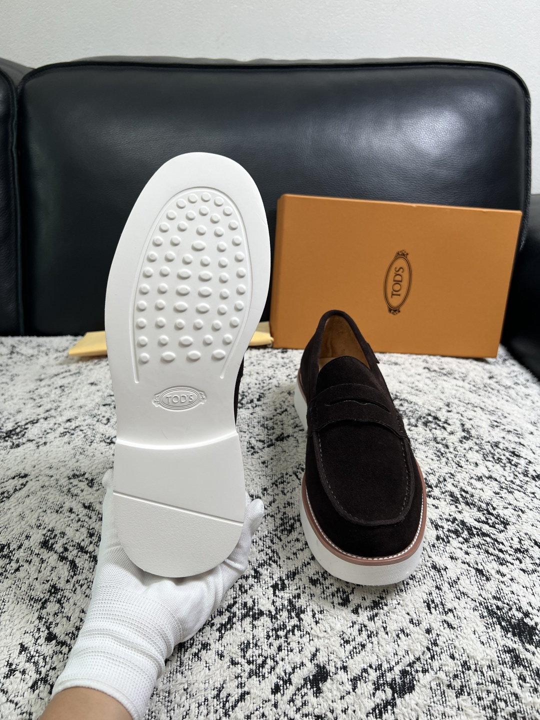 Tods  高品质  顶级工艺品  托德斯  专柜新款，原厂配置意大利进口牛皮面料，高品质复杂拼接工艺，经典的外观搭配气