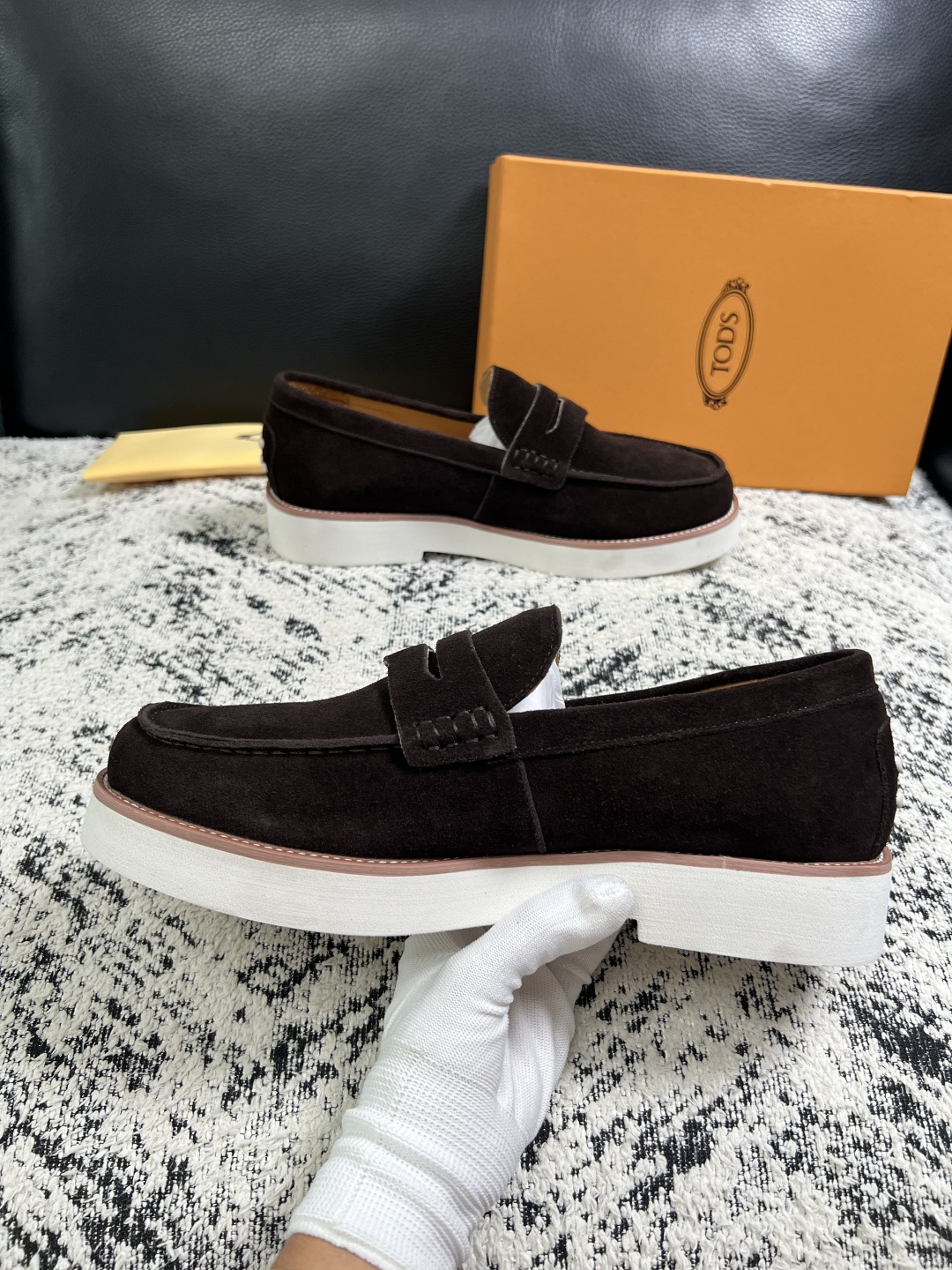 Tods  高品质  顶级工艺品  托德斯  专柜新款，原厂配置意大利进口牛皮面料，高品质复杂拼接工艺，经典的外观搭配气