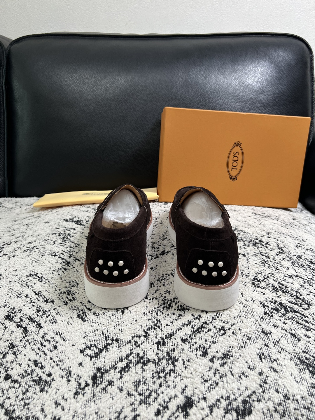 Tods  高品质  顶级工艺品  托德斯  专柜新款，原厂配置意大利进口牛皮面料，高品质复杂拼接工艺，经典的外观搭配气