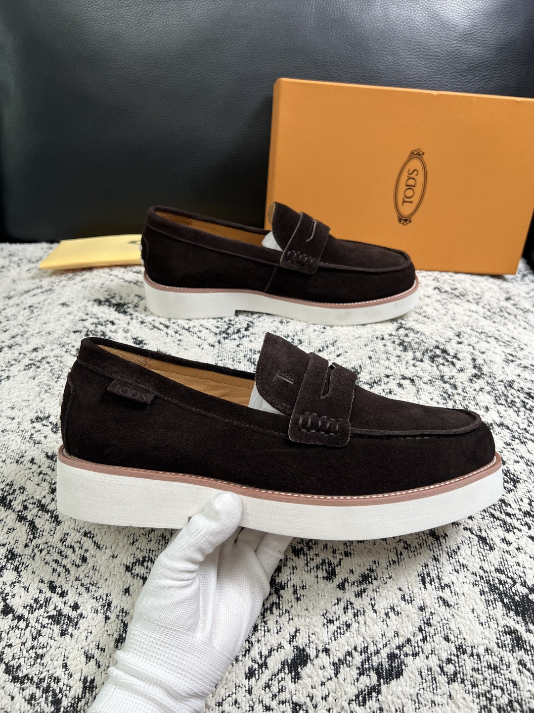 Tods  高品质  顶级工艺品  托德斯  专柜新款，原厂配置意大利进口牛皮面料，高品质复杂拼接工艺，经典的外观搭配气