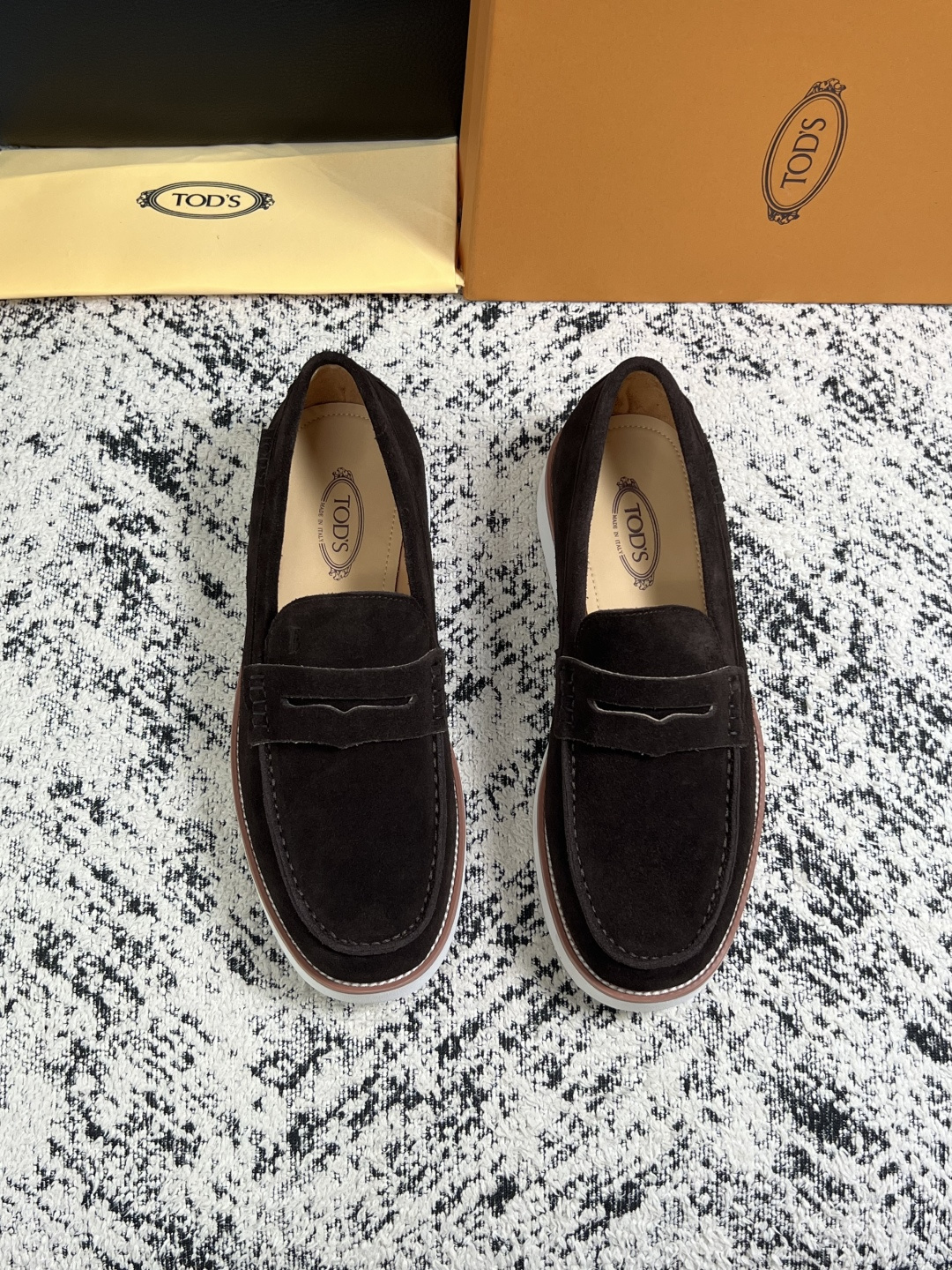 Tods  高品质  顶级工艺品  托德斯  专柜新款，原厂配置意大利进口牛皮面料，高品质复杂拼接工艺，经典的外观搭配气