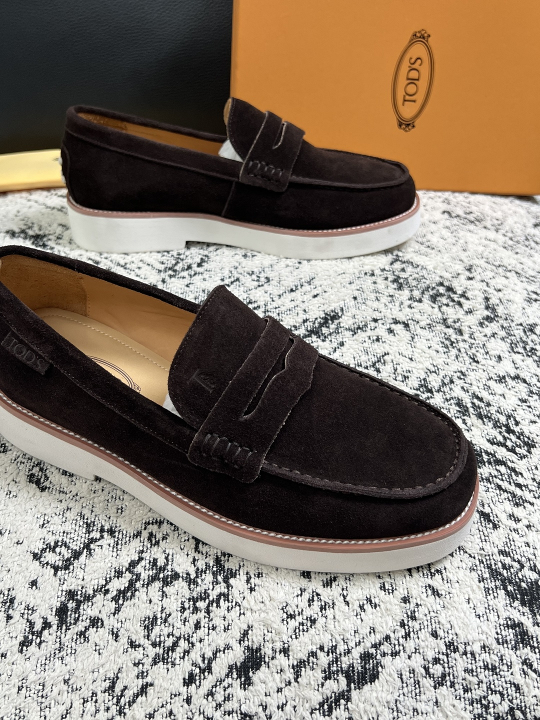 Tods  高品质  顶级工艺品  托德斯  专柜新款，原厂配置意大利进口牛皮面料，高品质复杂拼接工艺，经典的外观搭配气