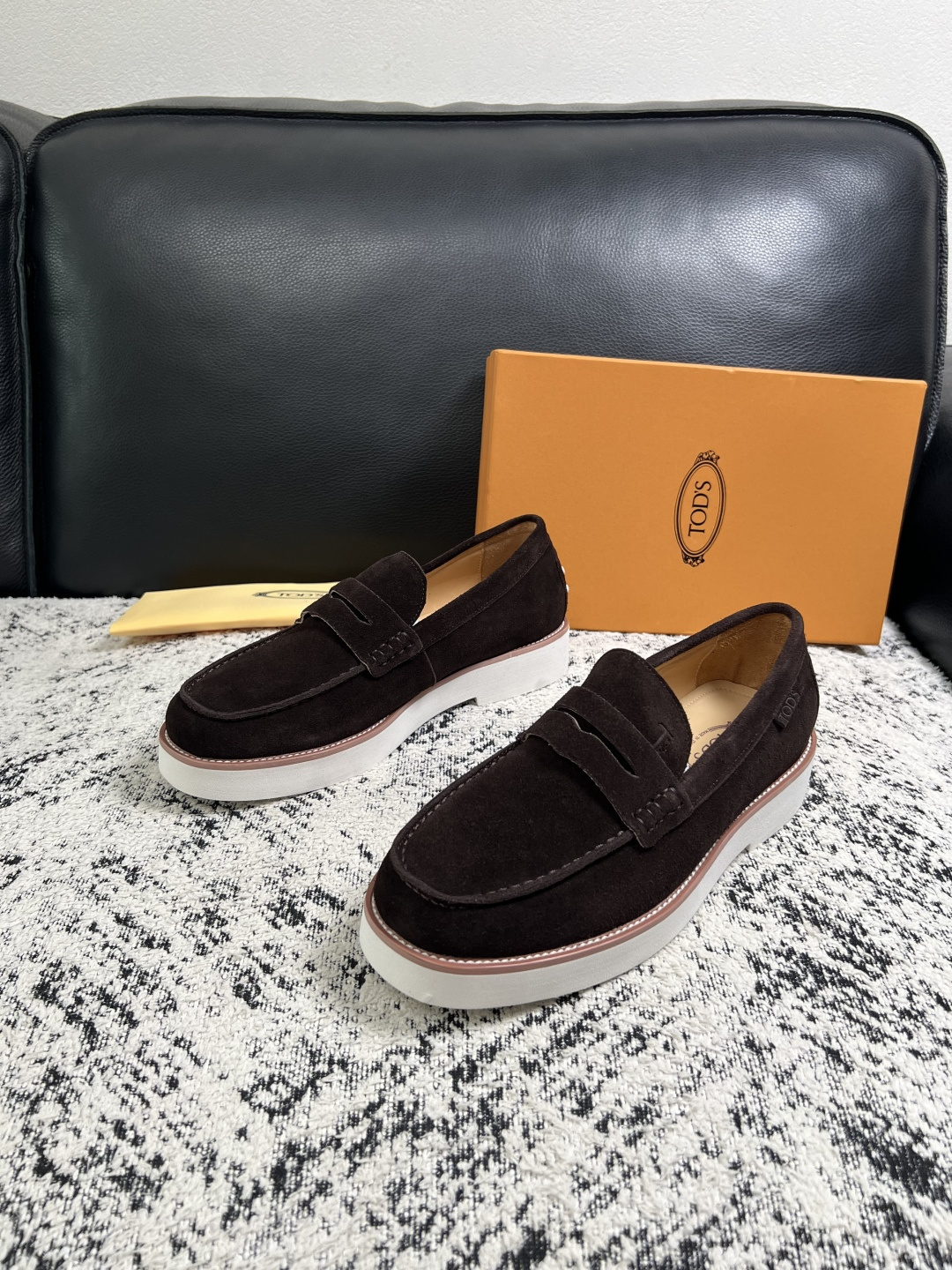 Tods  高品质  顶级工艺品  托德斯  专柜新款，原厂配置意大利进口牛皮面料，高品质复杂拼接工艺，经典的外观搭配气