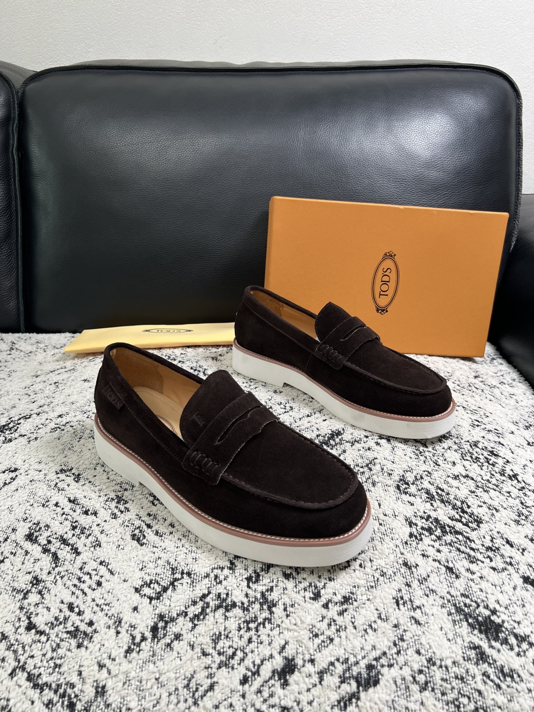 Tods  高品质  顶级工艺品  托德斯  专柜新款，原厂配置意大利进口牛皮面料，高品质复杂拼接工艺，经典的外观搭配气