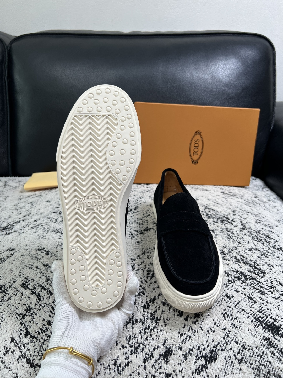 Tods  高品质  顶级工艺品  托德斯  专柜新款，原厂配置意大利进口牛皮面料，高品质复杂拼接工艺，经典的外观搭配气
