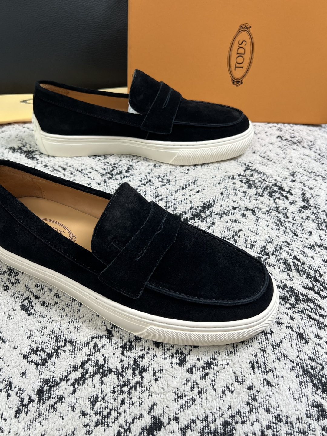 Tods  高品质  顶级工艺品  托德斯  专柜新款，原厂配置意大利进口牛皮面料，高品质复杂拼接工艺，经典的外观搭配气