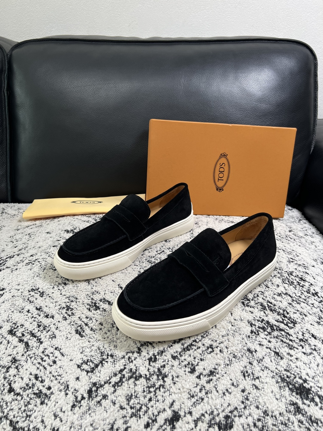 Tods  高品质  顶级工艺品  托德斯  专柜新款，原厂配置意大利进口牛皮面料，高品质复杂拼接工艺，经典的外观搭配气