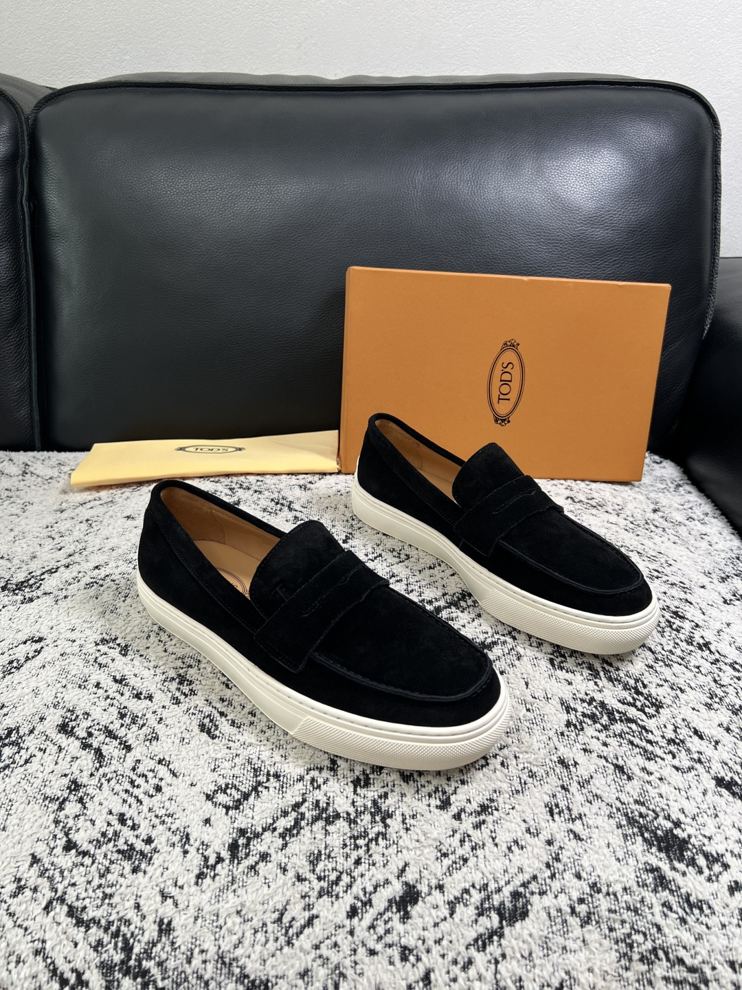 Tods  高品质  顶级工艺品  托德斯  专柜新款，原厂配置意大利进口牛皮面料，高品质复杂拼接工艺，经典的外观搭配气