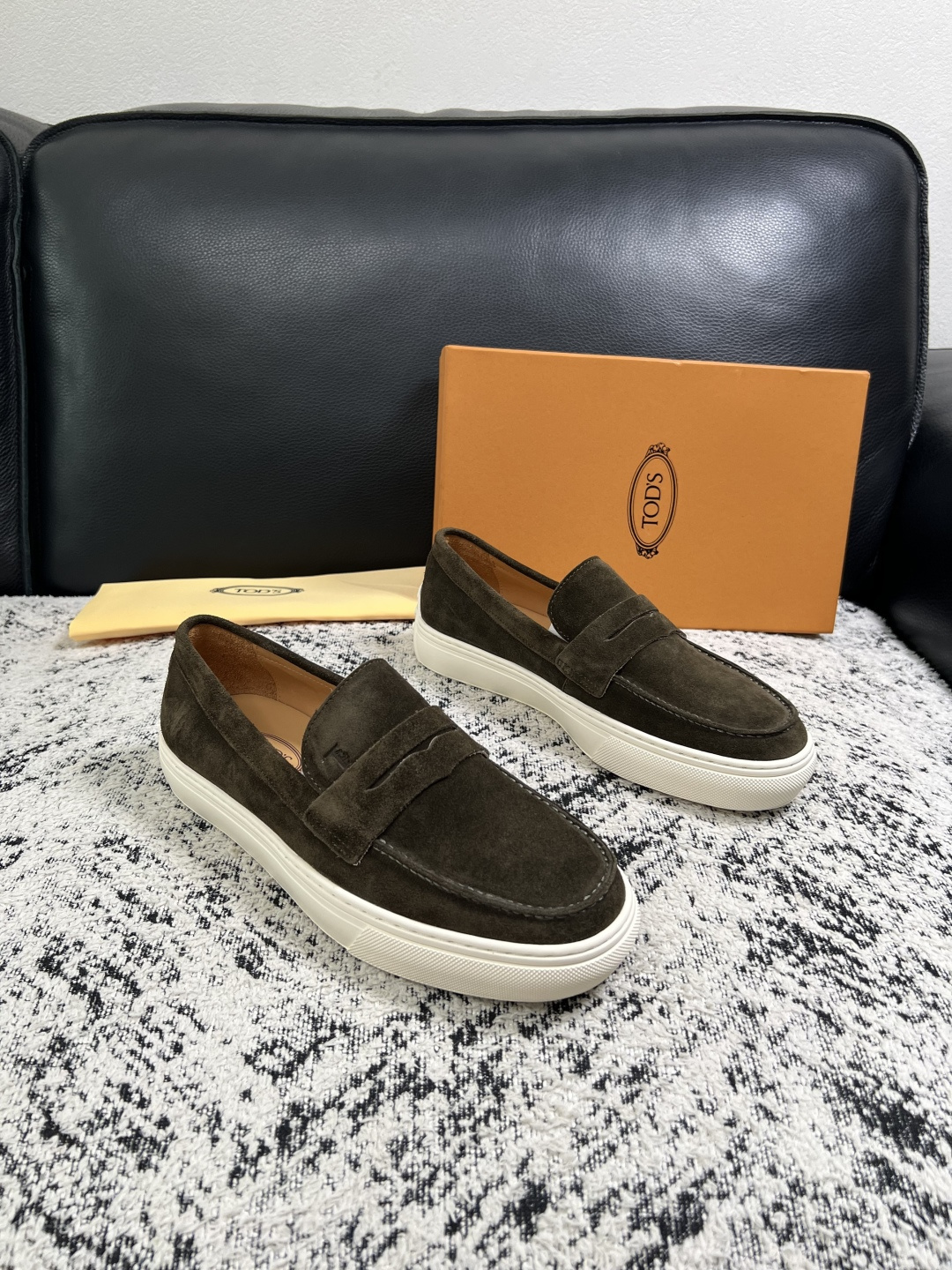 Tods  高品质  顶级工艺品  托德斯  专柜新款，原厂配置意大利进口牛皮面料，高品质复杂拼接工艺，经典的外观搭配气