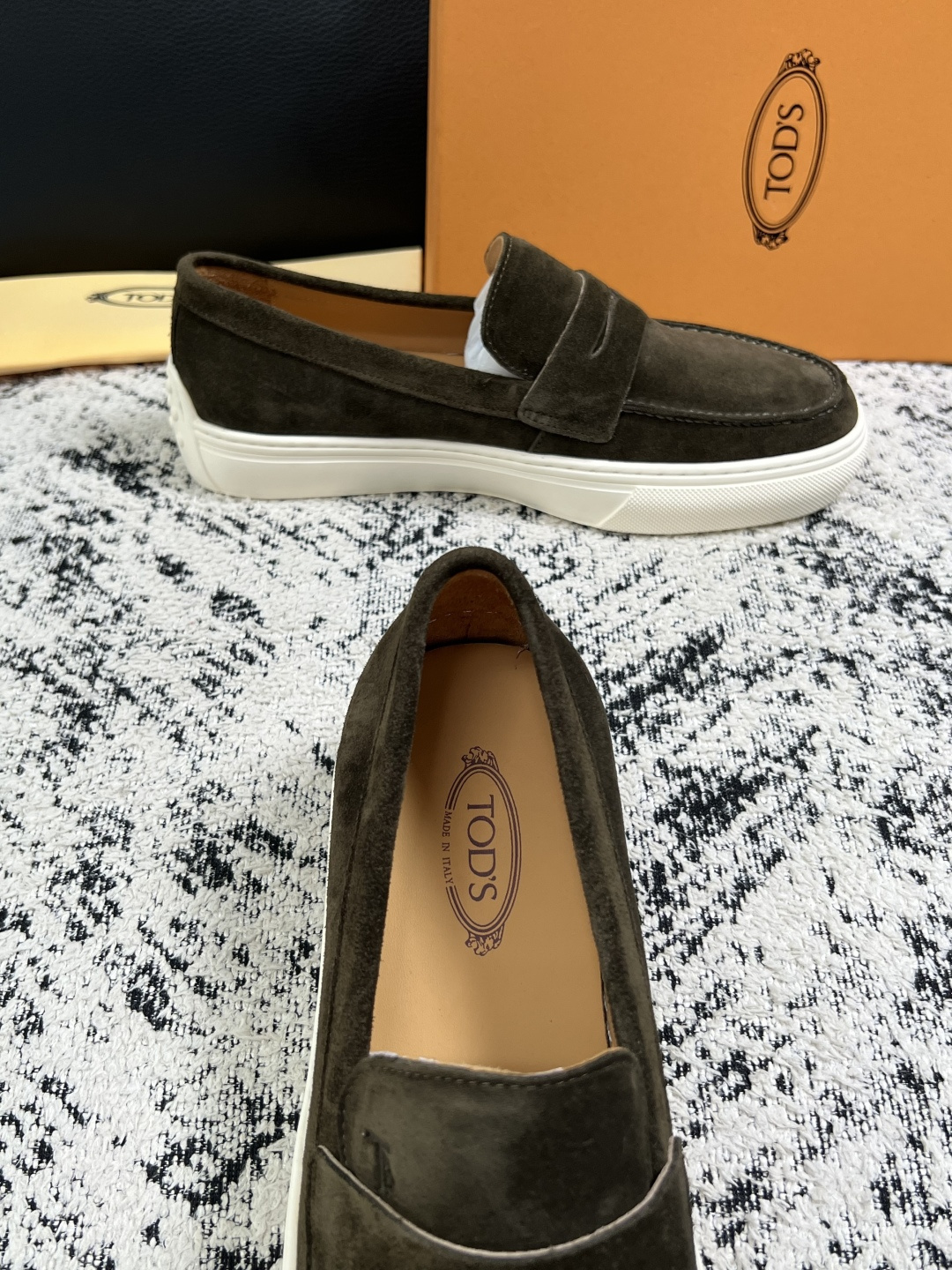 Tods  高品质  顶级工艺品  托德斯  专柜新款，原厂配置意大利进口牛皮面料，高品质复杂拼接工艺，经典的外观搭配气