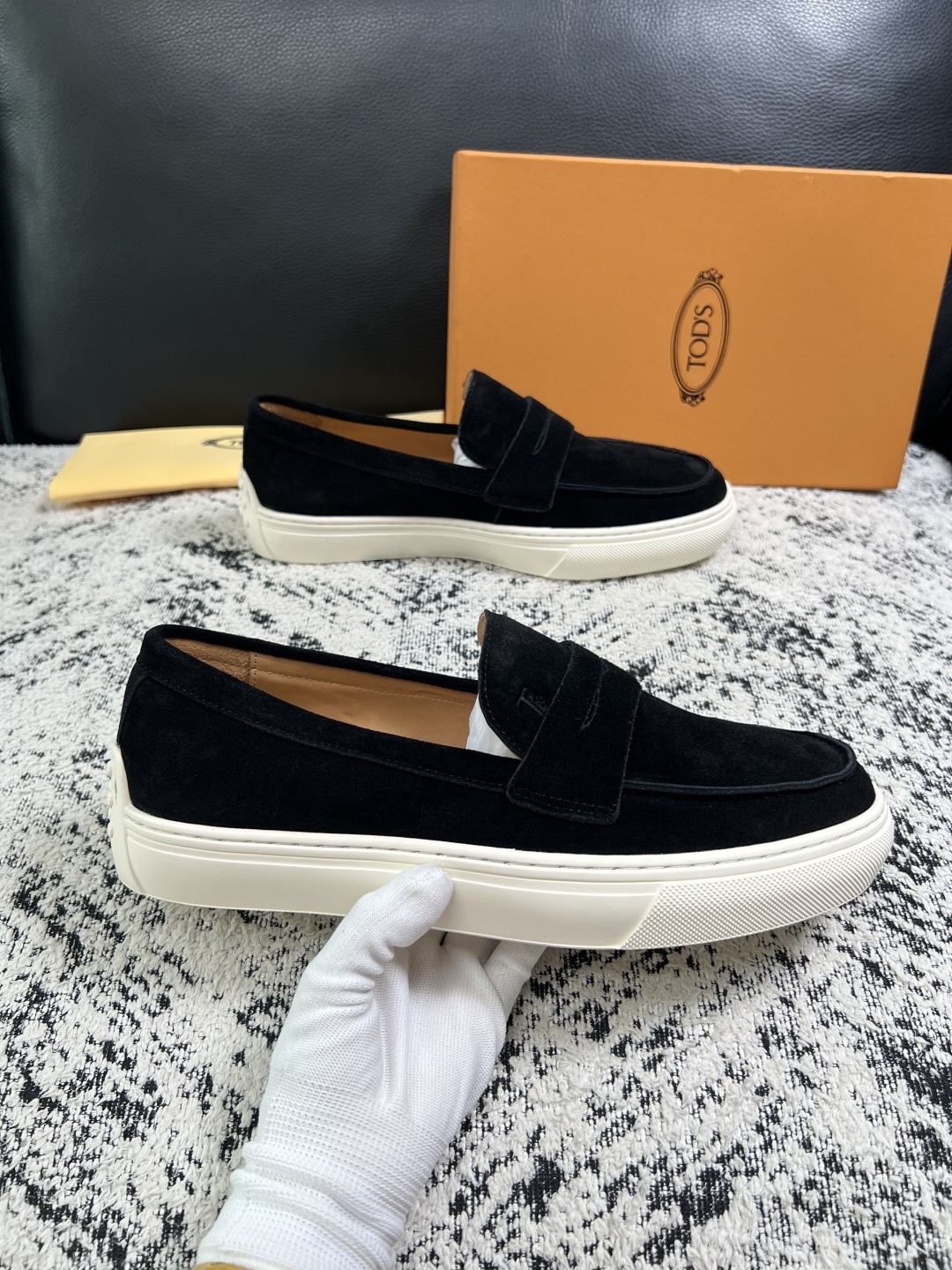 Tods  高品质  顶级工艺品  托德斯  专柜新款，原厂配置意大利进口牛皮面料，高品质复杂拼接工艺，经典的外观搭配气