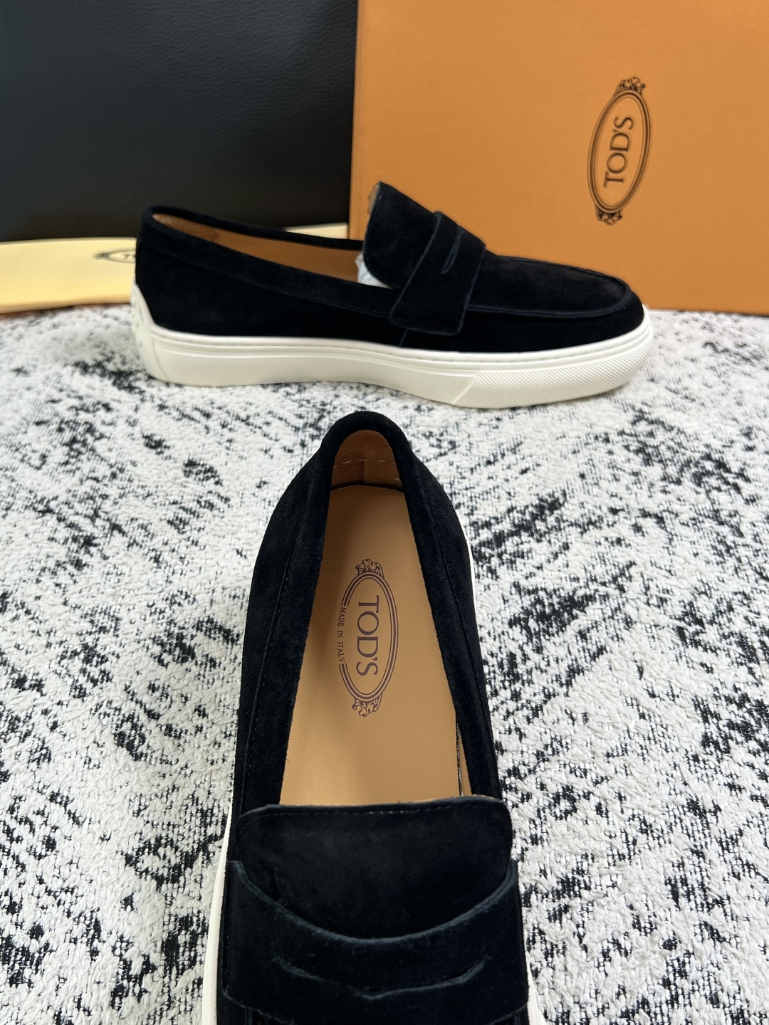 Tods  高品质  顶级工艺品  托德斯  专柜新款，原厂配置意大利进口牛皮面料，高品质复杂拼接工艺，经典的外观搭配气