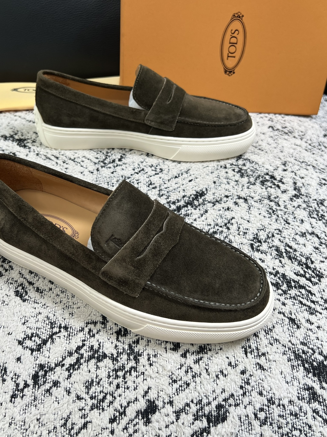 Tods  高品质  顶级工艺品  托德斯  专柜新款，原厂配置意大利进口牛皮面料，高品质复杂拼接工艺，经典的外观搭配气