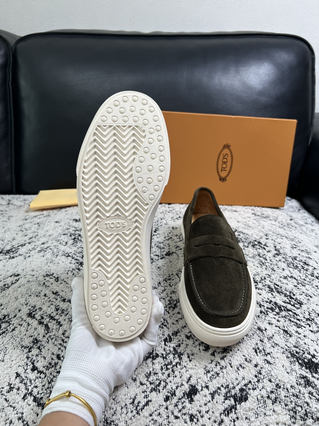 Tods  高品质  顶级工艺品  托德斯  专柜新款，原厂配置意大利进口牛皮面料，高品质复杂拼接工艺，经典的外观搭配气