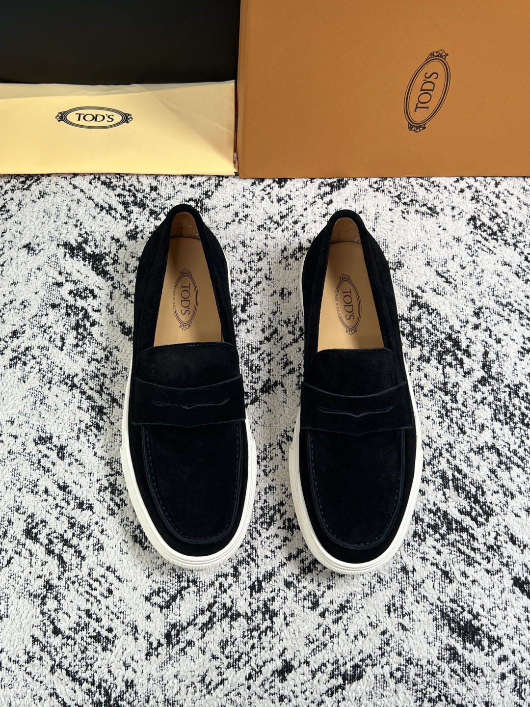 Tods  高品质  顶级工艺品  托德斯  专柜新款，原厂配置意大利进口牛皮面料，高品质复杂拼接工艺，经典的外观搭配气