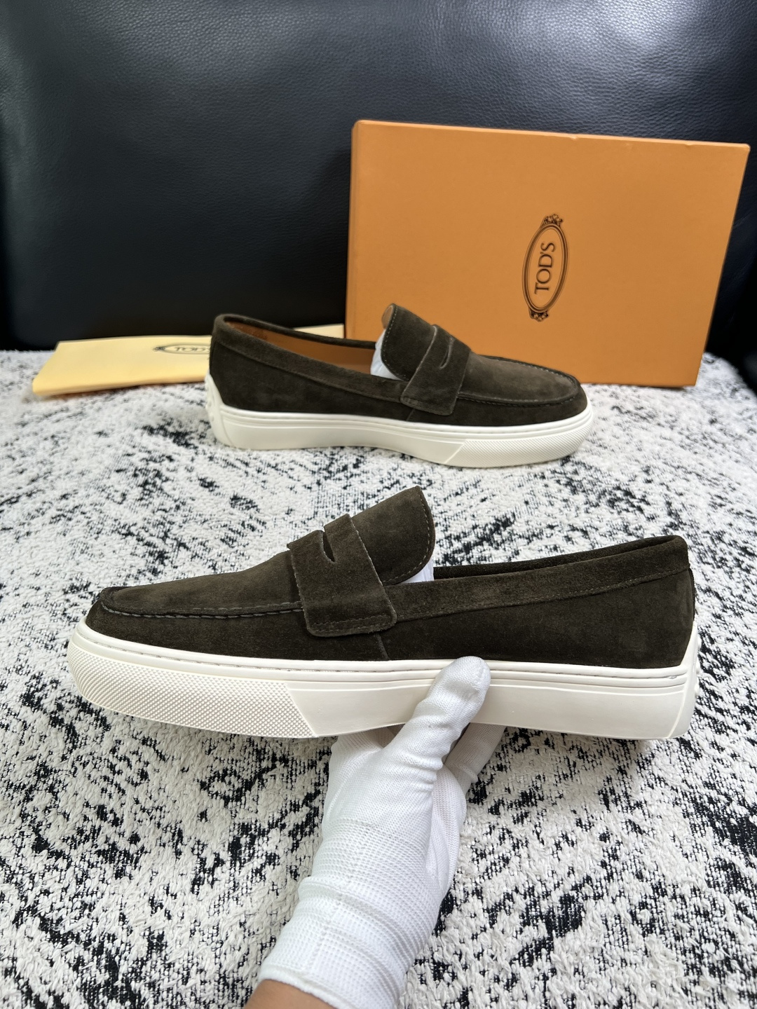 Tods  高品质  顶级工艺品  托德斯  专柜新款，原厂配置意大利进口牛皮面料，高品质复杂拼接工艺，经典的外观搭配气
