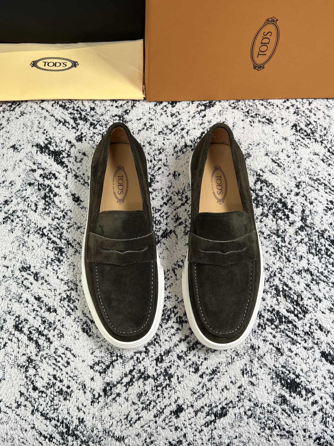 Tods  高品质  顶级工艺品  托德斯  专柜新款，原厂配置意大利进口牛皮面料，高品质复杂拼接工艺，经典的外观搭配气