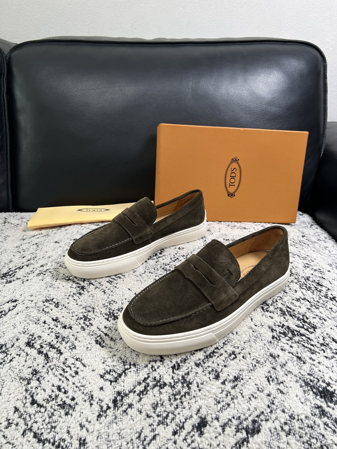 Tods  高品质  顶级工艺品  托德斯  专柜新款，原厂配置意大利进口牛皮面料，高品质复杂拼接工艺，经典的外观搭配气