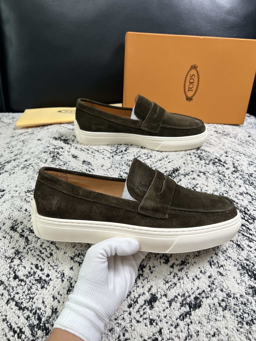 Tods  高品质  顶级工艺品  托德斯  专柜新款，原厂配置意大利进口牛皮面料，高品质复杂拼接工艺，经典的外观搭配气