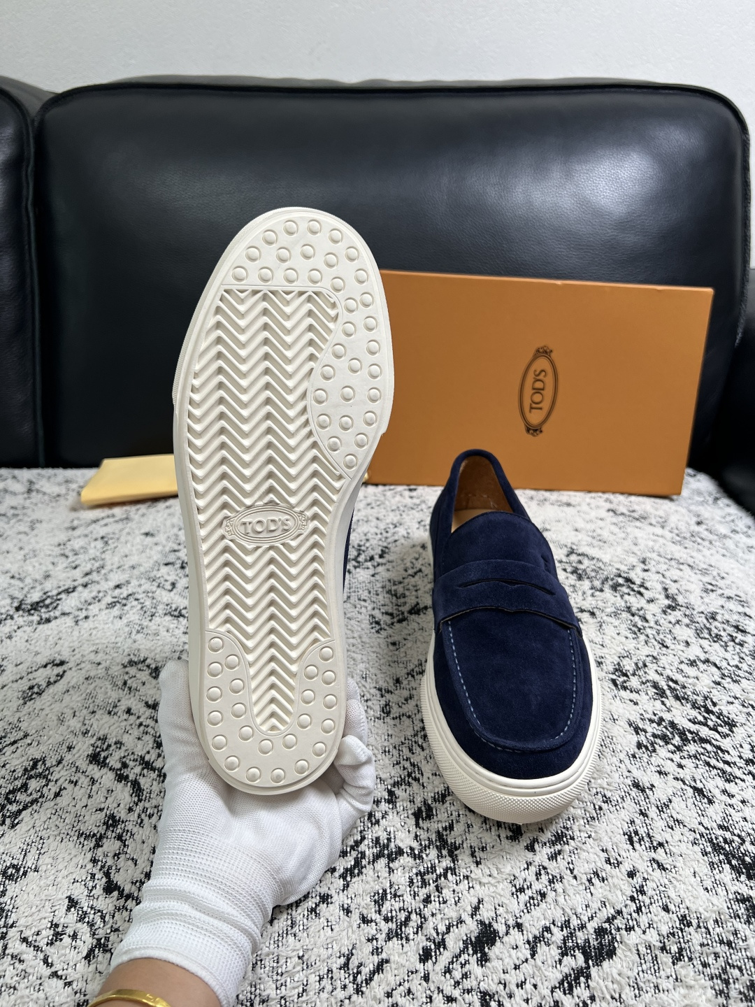 Tods  高品质  顶级工艺品  托德斯  专柜新款，原厂配置意大利进口牛皮面料，高品质复杂拼接工艺，经典的外观搭配气