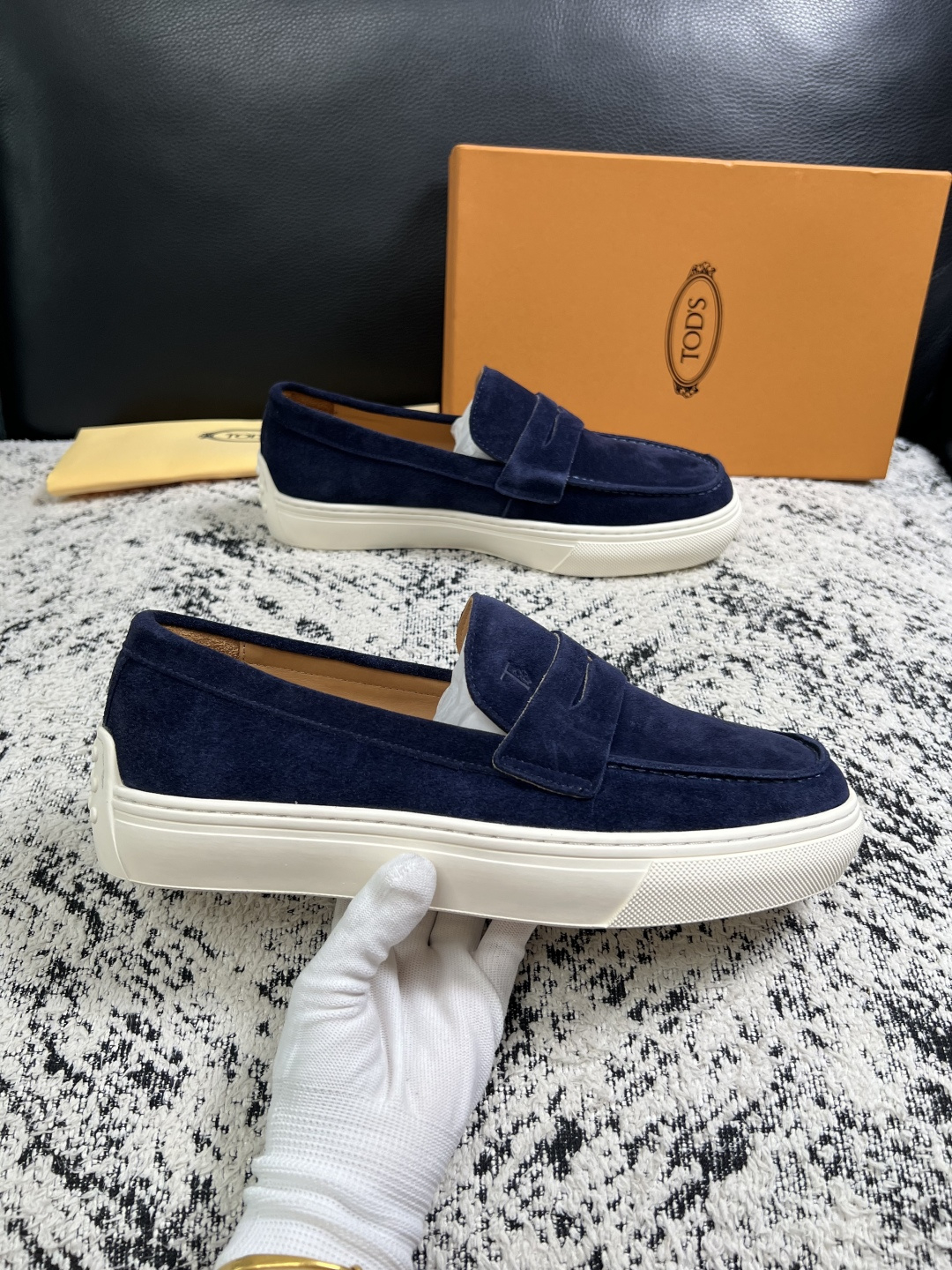 Tods  高品质  顶级工艺品  托德斯  专柜新款，原厂配置意大利进口牛皮面料，高品质复杂拼接工艺，经典的外观搭配气